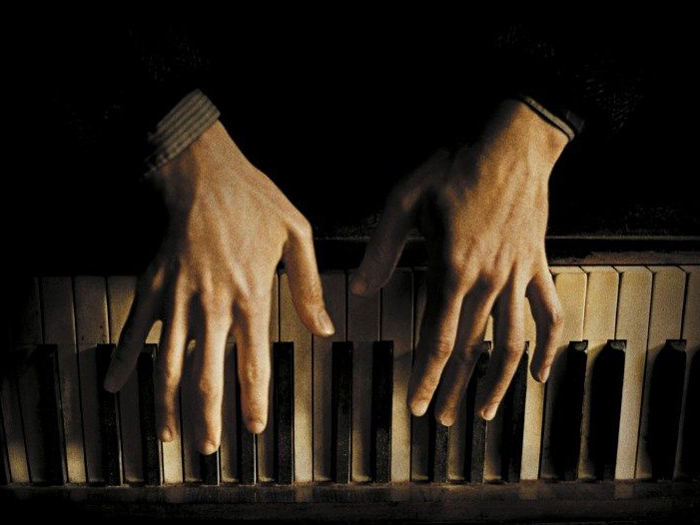 ヤノシュ・オレイニチャク イン ジャパン 2018（（C）THE PIANIST Focus Features映画「戦場のピアニスト」ポスターより）